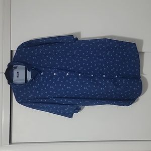 IZOD BUTTON DOWN CASUAL SHIRT.